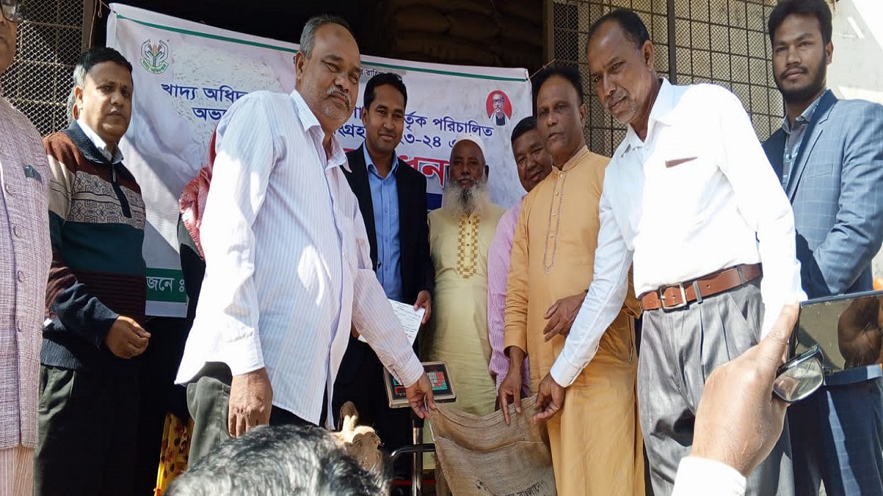 আমন ধান ও চাল সংগ্রহ উদ্বোধন করেন কর্মকর্তারা। ছবি : কালবেলা