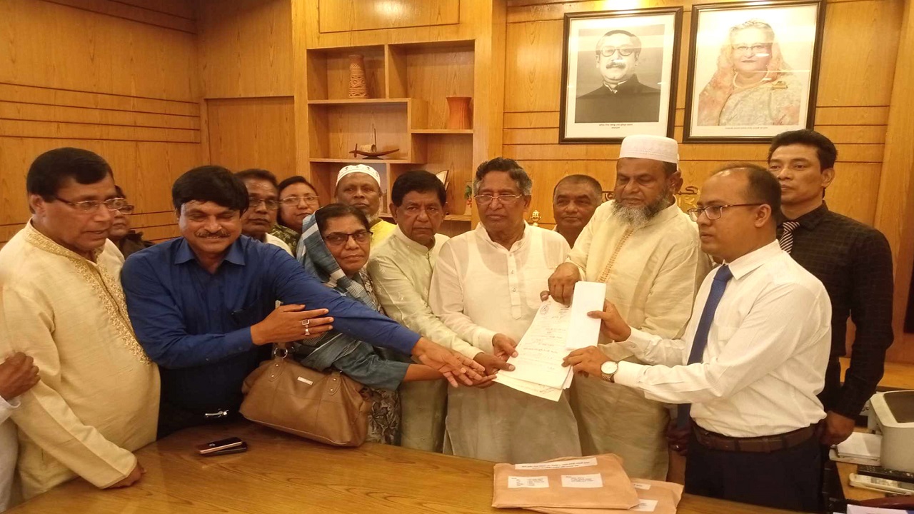 মনোনয়ন ফরম জমা দিয়েছেন কৃষিমন্ত্রী ড. মো. আব্দুর রাজ্জাক। ছবি : কালবেলা