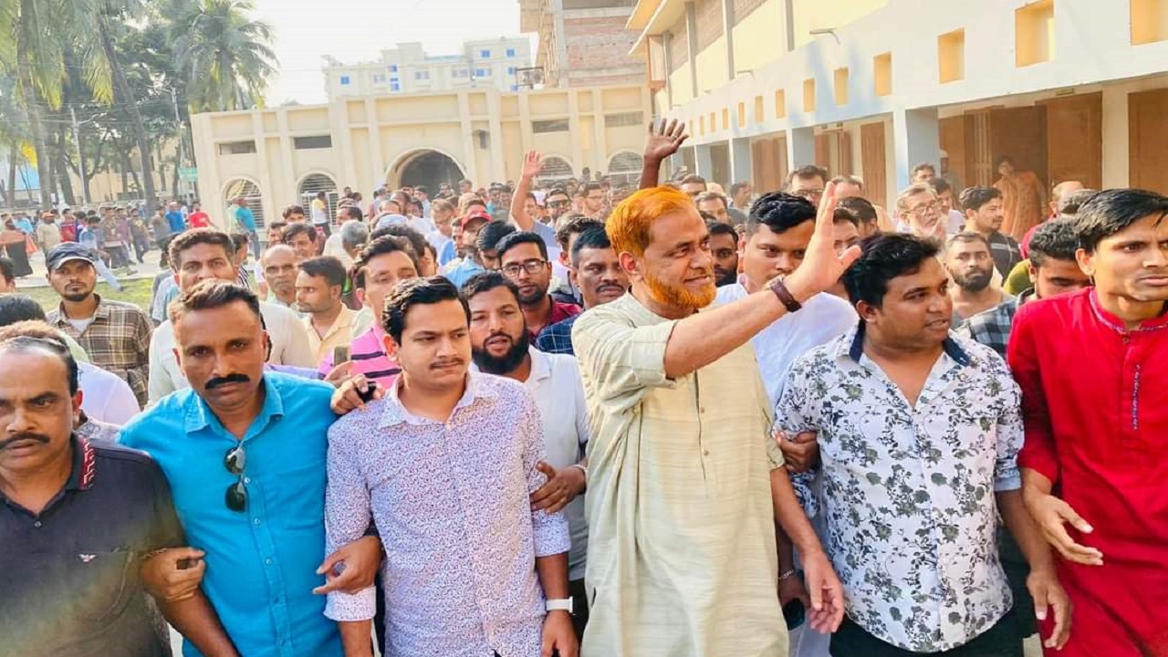 ধামরাইয়ে মনোনয়নপত্র জমা দিয়ে ফিরছেন এক প্রার্থী। ছবি : কালবেলা