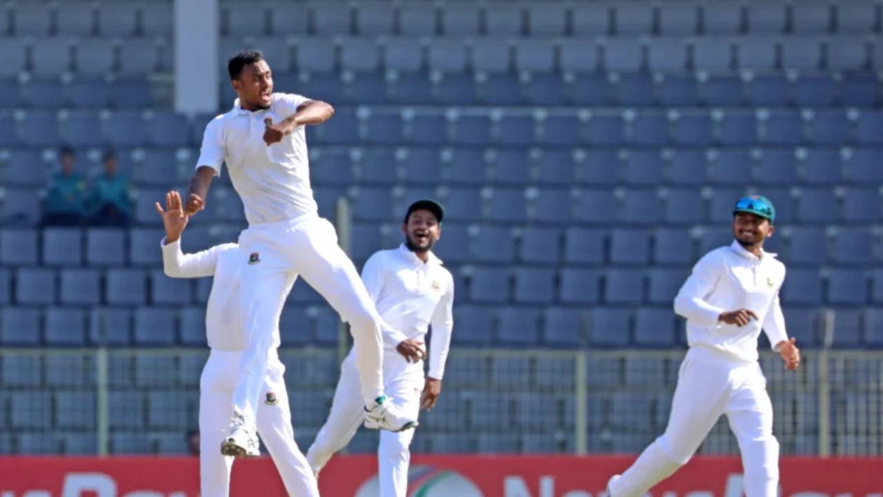 উইকেট শিকারের পর শরীফুলের উল্লাস। ছবি : সংগৃহীত