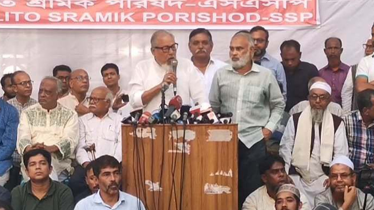 আজ শুক্রবার জাতীয় প্রেস ক্লাবের সামনে শ্রমিক সমাবেশে বক্তব্য দেন বিএনপির স্থায়ী কমিটির সদস্য নজরুল ইসলাম খান। ছবি : কালবেলা