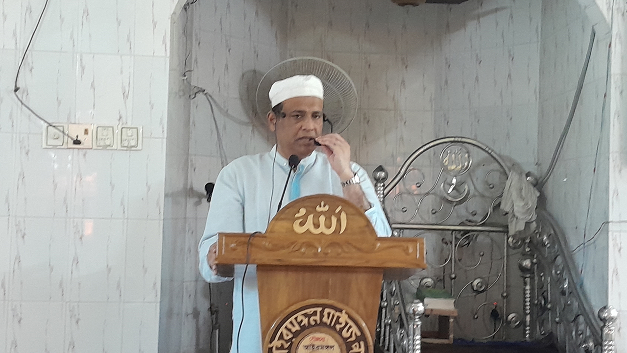 আনোয়ারায় জুমার নামাজের আগে মুসল্লিদের উদ্দেশ্যে বক্তব্য দেন ভূমিমন্ত্রী সাইফুজ্জামান চৌধুরী জাবেদ। ছবি : কালবেলা