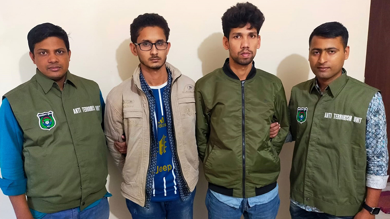 গ্রেপ্তার হওয়া দুজন। ছবি : কালবেলা