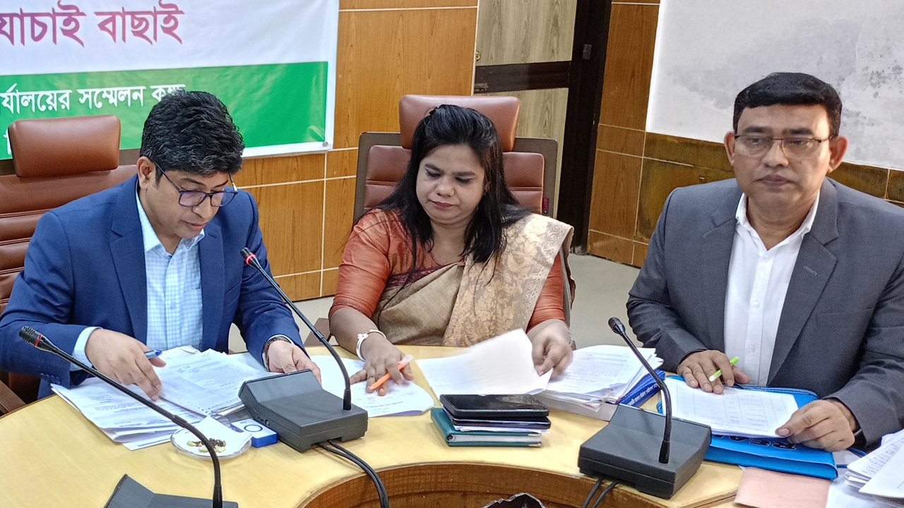 রংপুরে চলছে মনোনয়নপত্র যাচাই-বাছাইয়ের কাজ। ছবি : কালবেলা