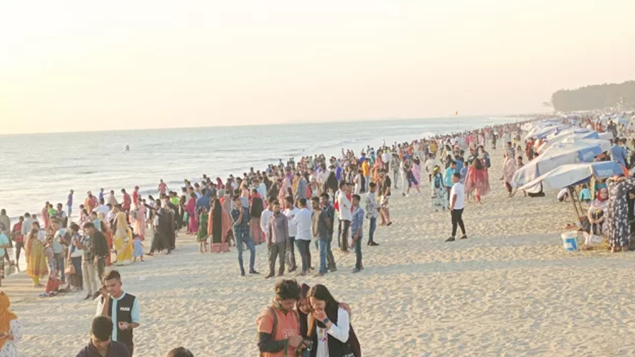 সমুদ্রসৈকতে পর্যটক। পুরোনো ছবি : সংগৃহীত