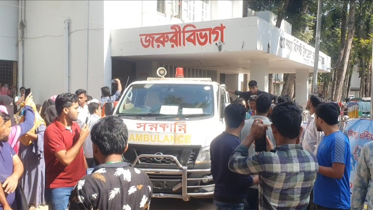চৌদ্দগ্রাম উপজেলা কমপ্লেক্সের জরুরি বিভাগের সামনে আহতদের ভিড়। ছবি কালবেলা