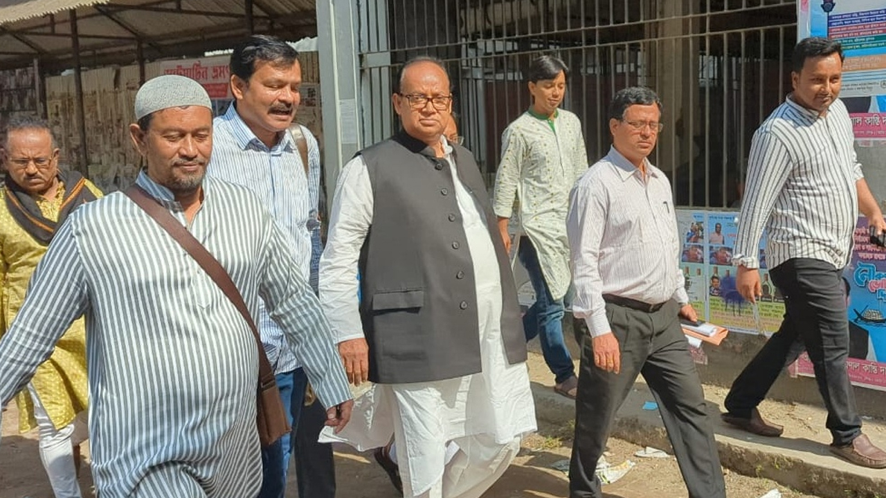 মুন্সীগঞ্জ যুগ্ম জেলা ও দায়রা জজ আদালতে হাজির হন মৃণাল কান্তি দাস। ছবি : কালবেলা