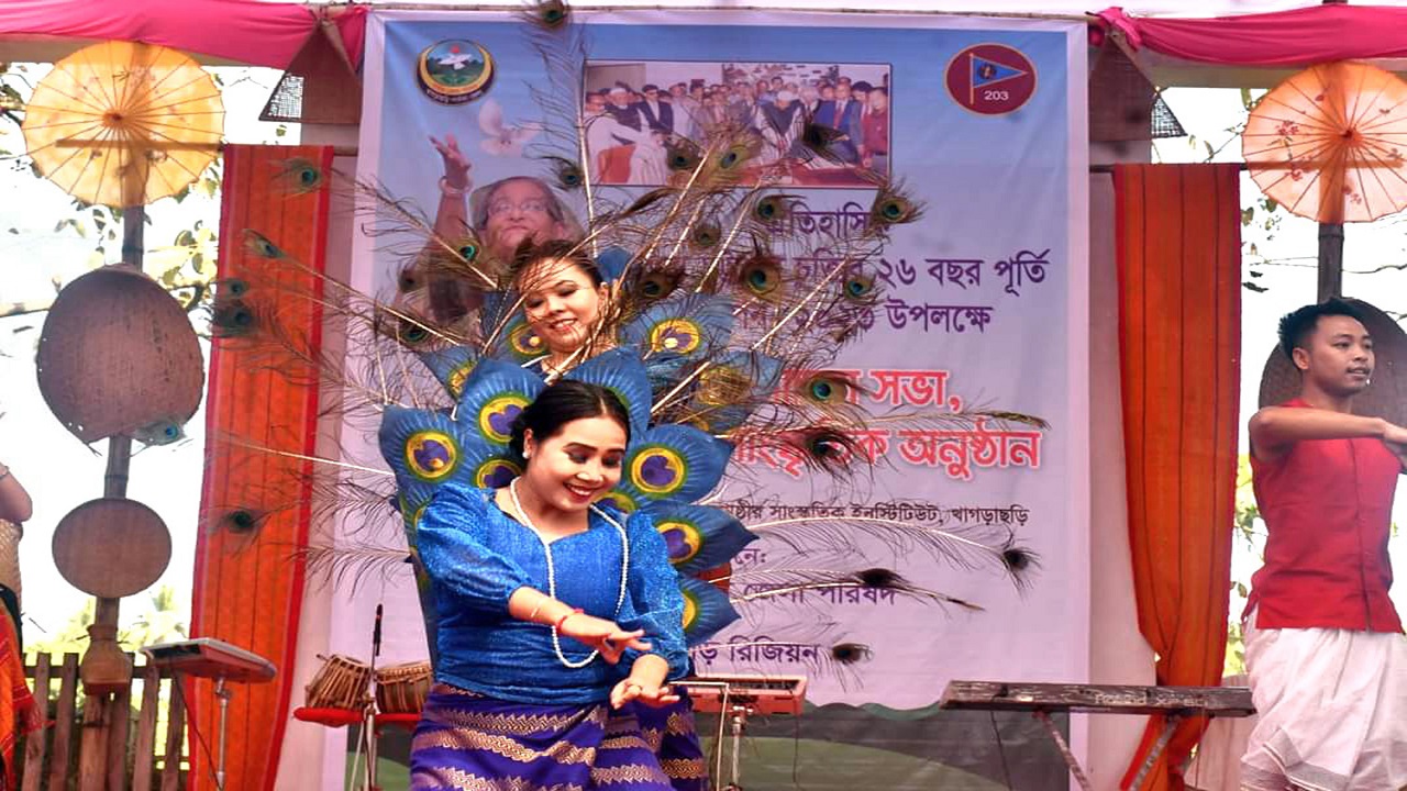 অনুষ্ঠানে ক্ষদ্র্র নৃ-গোষ্ঠীর শিল্পীদের বর্ণিল ডিসপ্লে সবাইকে মুগ্ধ করে। ছবি : কালবেলা