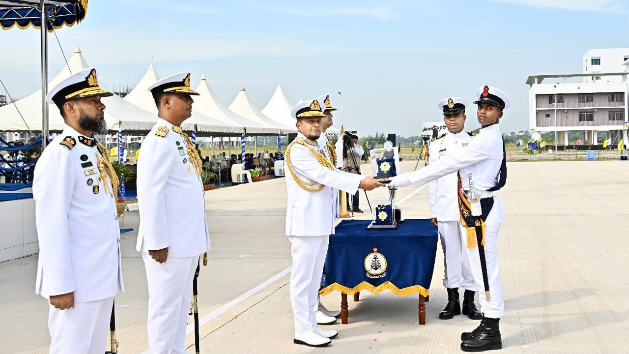 আজ শনিবার পটুয়াখালীর কলাপাড়া বানৌজা শের-ই-বাংলা ঘাঁটিতে নবীন নাবিক বি/২০২৩ ব্যাচের শিক্ষা সমাপনী কুচকাওয়াজ অনুষ্ঠানে সেরা চৌকষ নাবিককে পদক প্রদান করেন। ছবি : আইএসপিআর