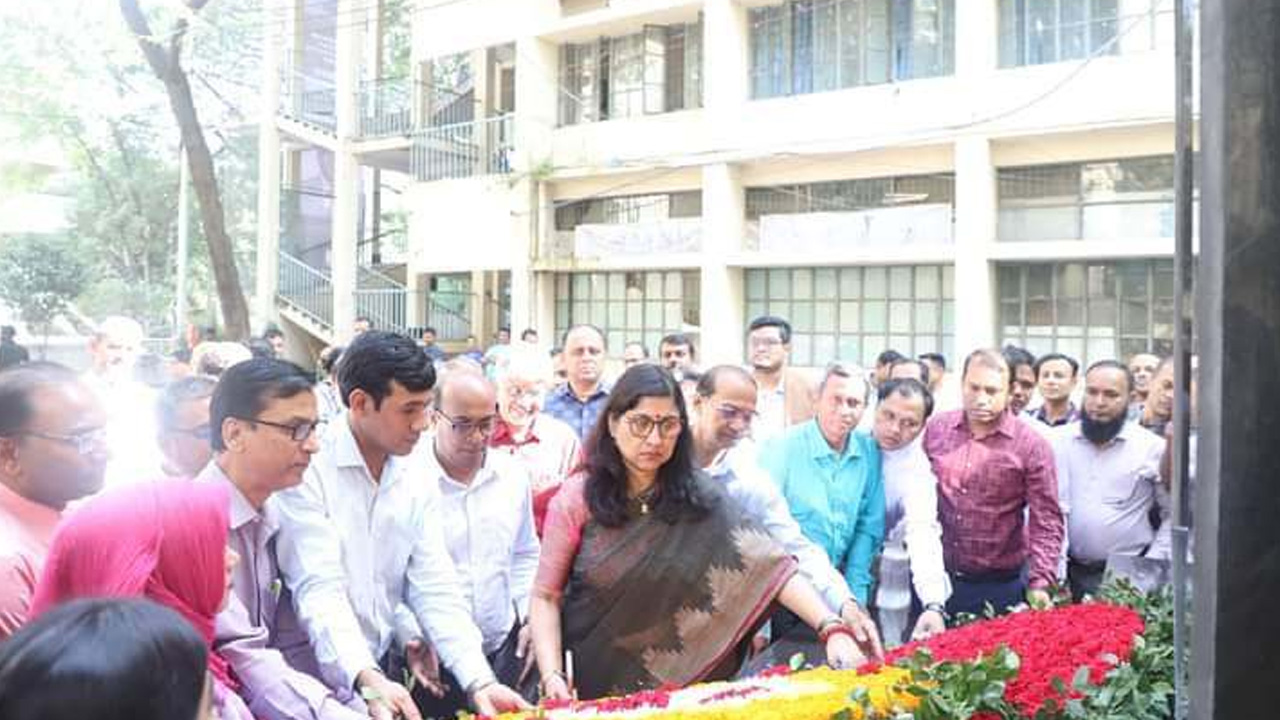 আজ শনিবার জগন্নাথ বিশ্ববিদ্যালয় ক্যাম্পাসে জাতির পিতার ম্যুরালে শ্রদ্ধাঞ্জলি নিবেদন করেন নবনিযুক্ত উপাচার্য অধ্যাপক ড. সাদেকা হালিম। ছবি : কালবেলা