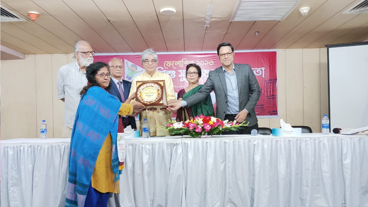 অতিথিদের কাছ থেকে ক্রেস্ট গ্রহণ করছেন কালবেলার রিপোর্টার রীতা ভৌমিক। ছবি : কালবেলা