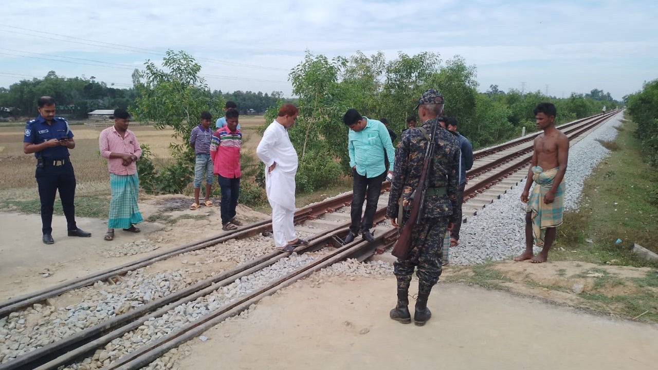 খুলে নেওয়া নাট-বল্টু পুনঃস্থাপন করে রেলপথ স্বাভাবিক করা হয়। ছবি : কালবেলা