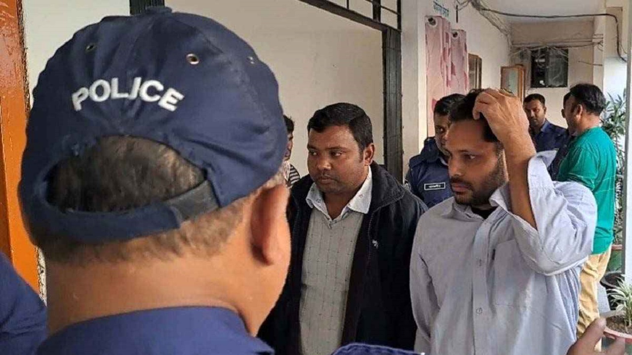 দুই নিয়োগ পরীক্ষার্থীকে আটক করে থানায় সোপর্দ করা হয়। ছবি : কালবেলা