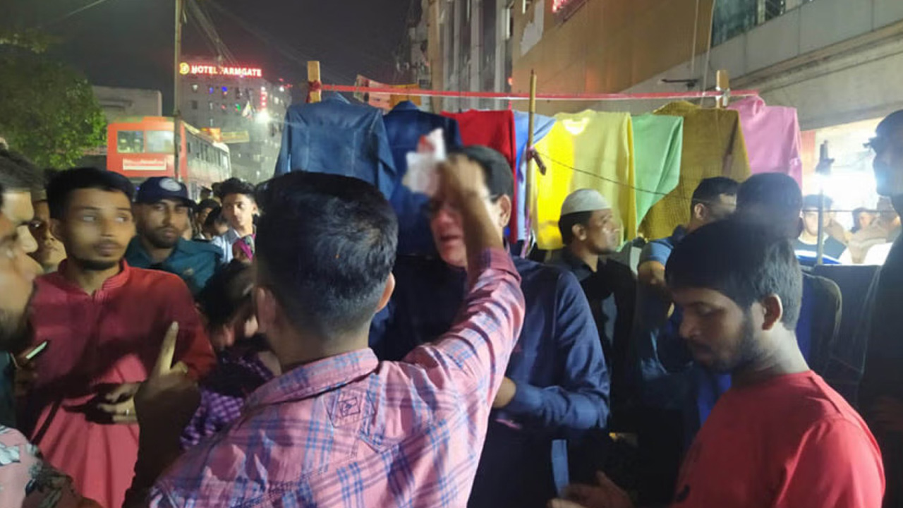 ফার্মগেটে জোড়া ককটেল বিস্ফোরণ। ছবি : সংগৃহীত