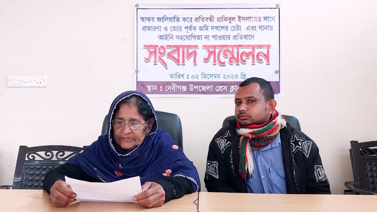 উপজেলা প্রেস ক্লাব কার্যালয়ে বাকপ্রতিবন্ধী রাকিবুল ইসলাম ও তার মা। ছবি : কালবেলা