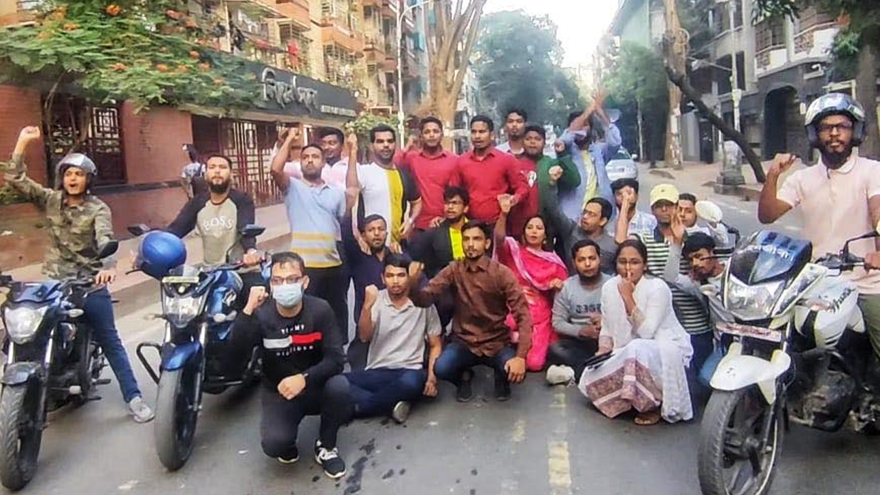 বিএনপির অবরোধ সফলে বেসরকারি বিশ্ববিদ্যালয় ছাত্রদলের বিক্ষোভ মিছিল।