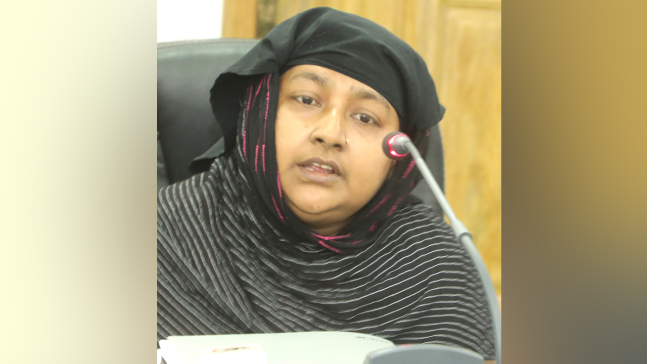 ফরিদপুরের চরমাধবদিয়া ইউনিয়নের কাশফুল নারী সমবায় দলের কোষাধ্যক্ষ রেহেনা বেগম। ছবি : কালবেলা