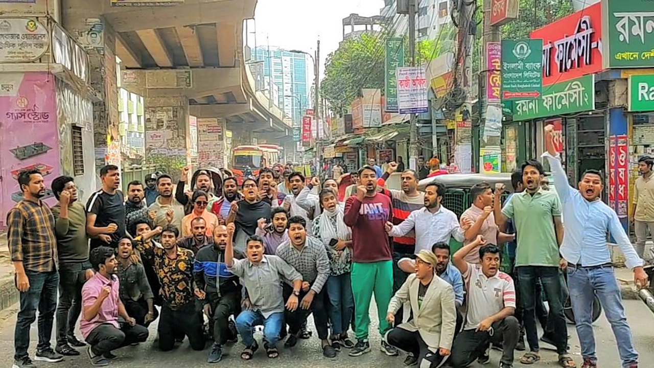 মগবাজারে বিক্ষোভ মিছিল করে ছাত্রদলের নেতাকর্মীরা। ছবি : কালবেলা