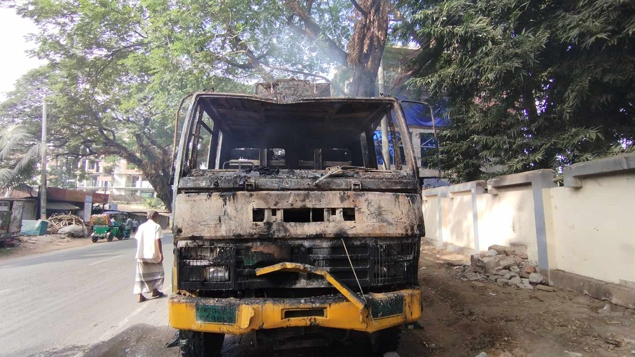 আগুনে পোড়া ট্রাক। ছবি : কালবেলা