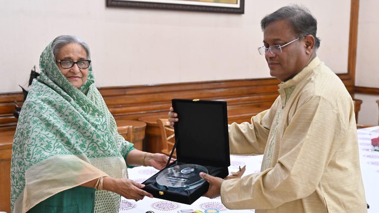 প্রধানমন্ত্রী শেখ হাসিনার হাতে ‘এশিয়া ক্লাইমেট মোবিলিটি চ্যাম্পিয়ন লিডার’ অ্যাওয়ার্ড তুলে দিলেন তথ্যমন্ত্রী ড. হাছান মাহমুদ। ছবি : পিএমও