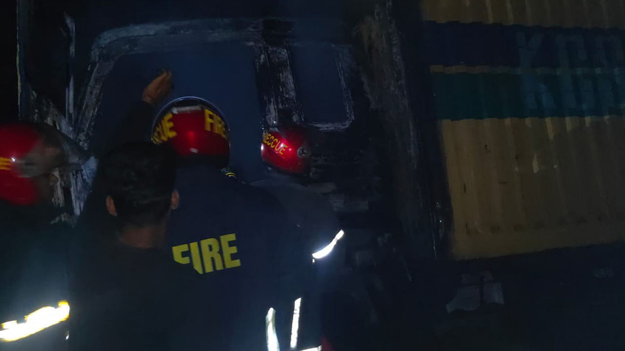 সিরাজগঞ্জে করতোয়া কুরিয়ার সার্ভিসের কাভার্ডভ্যানে আগুন। ছবি : কালবেলা