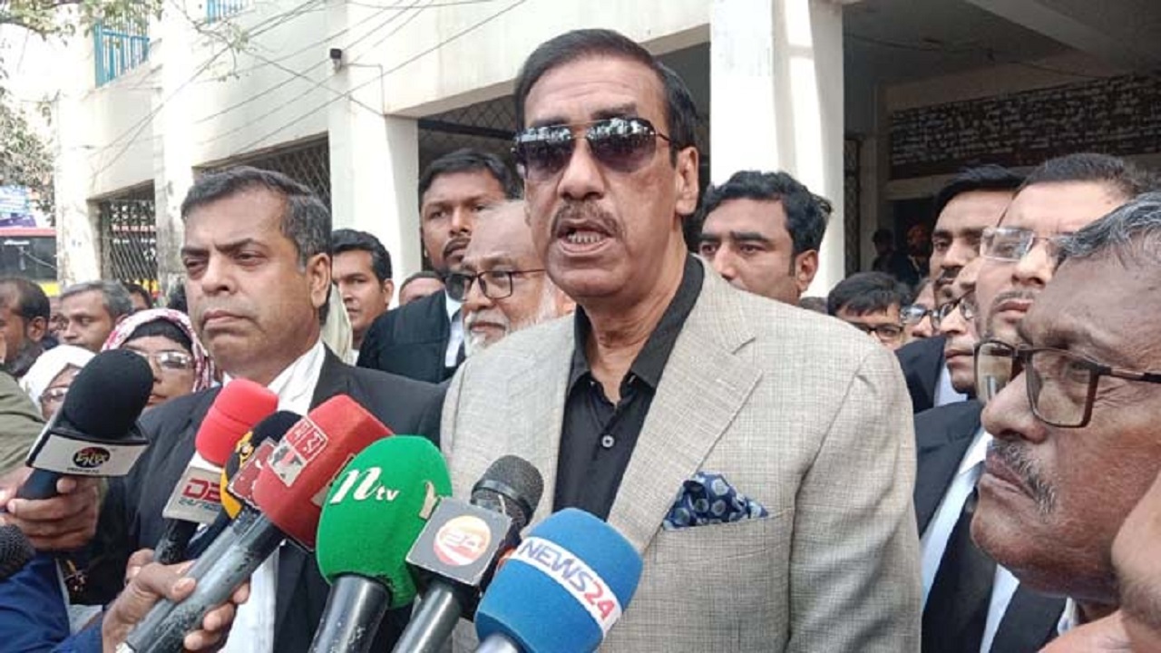 শোকজের ব্যাখ্যা দিয়ে সাংবাদিকদের সঙ্গে আলাপকালে একেএম শামীম ওসমান। ছবি : সংগৃহীত