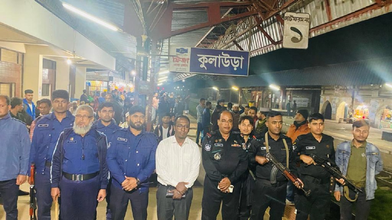 কুলাউড়া রেলস্টেশনে আইনশৃঙ্খলা বাহিনীর সদস্যরা। ছবি : কালবেলা