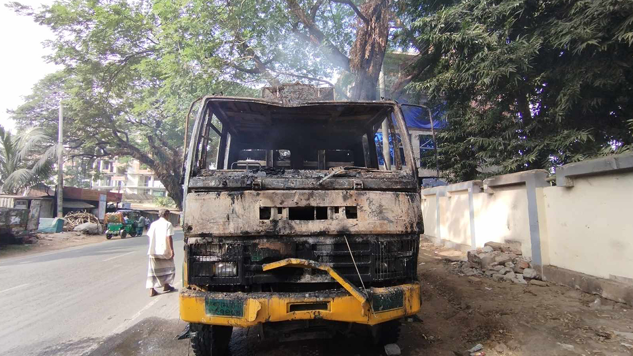 গাজীপুরের কালিয়াকৈরে একটি খড়বোঝাই ট্রাকে আগুন দিয়েছে দুর্বৃত্তরা। ছবি : কালবেলা