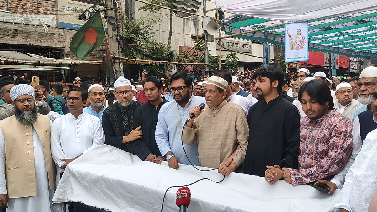 সাজেদুল হোসেন চৌধুরীর (দীপু) মরদেহ শেষবারের মতো নেওয়া হয়েছিল আওয়ামী লীগের কেন্দ্রীয় কার্যালয়ে।ছবি: সংগৃহীত