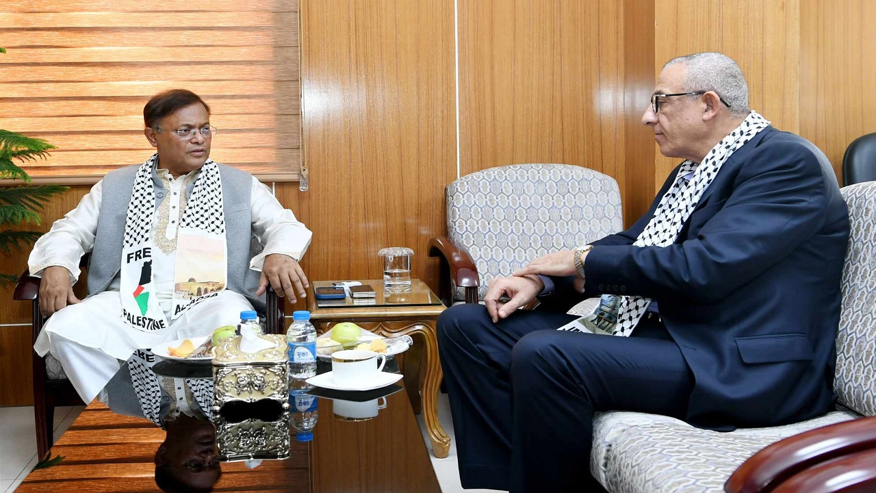 সোমবার দুপুরে সচিবালয়ে নিজ দপ্তরে ঢাকায় নিযুক্ত ফিলিস্তিনের রাষ্ট্রদূত ইওসেফ রামাদানের সঙ্গে সাক্ষাৎ করেন তথ্যমন্ত্রী। ছবি : কালবেলা
