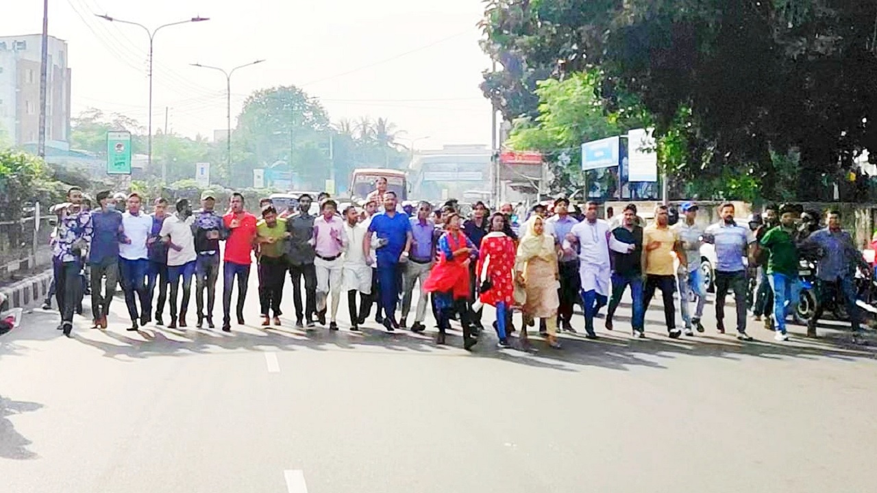 অবরোধ সমর্থনে মহাখালী এলাকায় মিছিল করেছে বিএনপি নেতাকর্মীরা। ছবি : কালবেলা