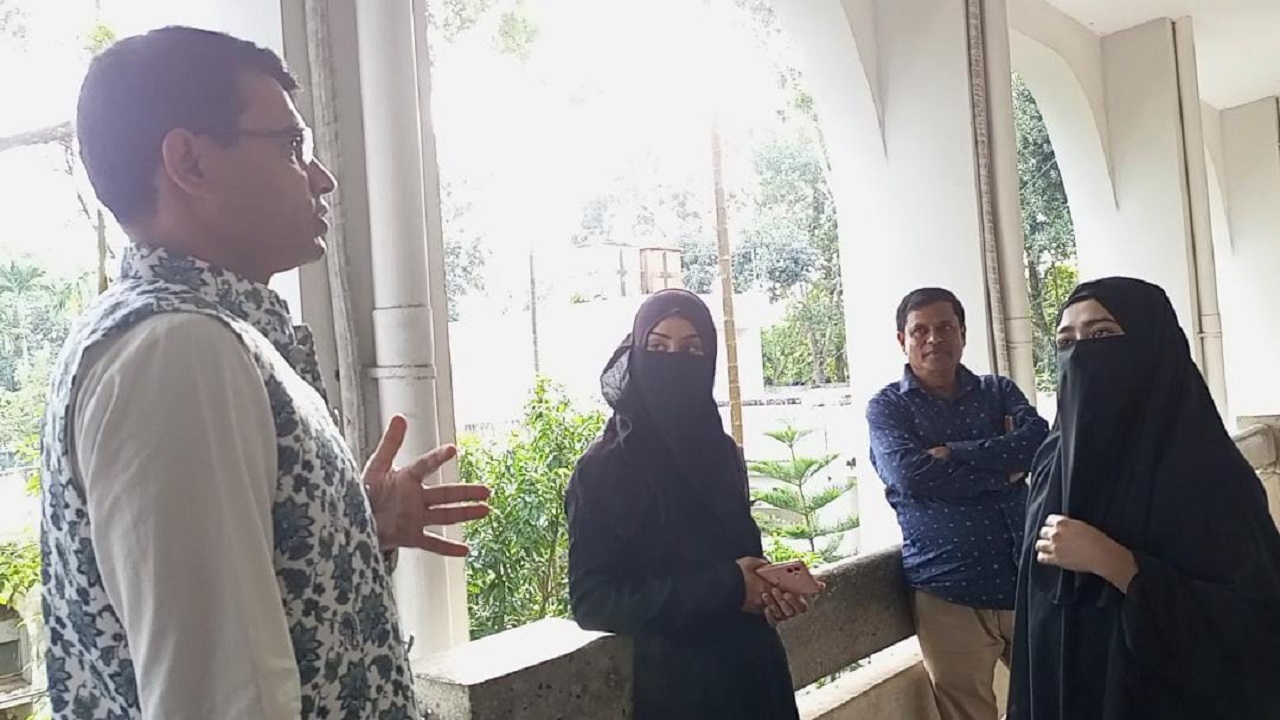 মনোনয়ন বাছাই অনুষ্ঠানে যোগ দেওয়ার সময় পথ আটকান তরুণী। ছবি : কালবেলা