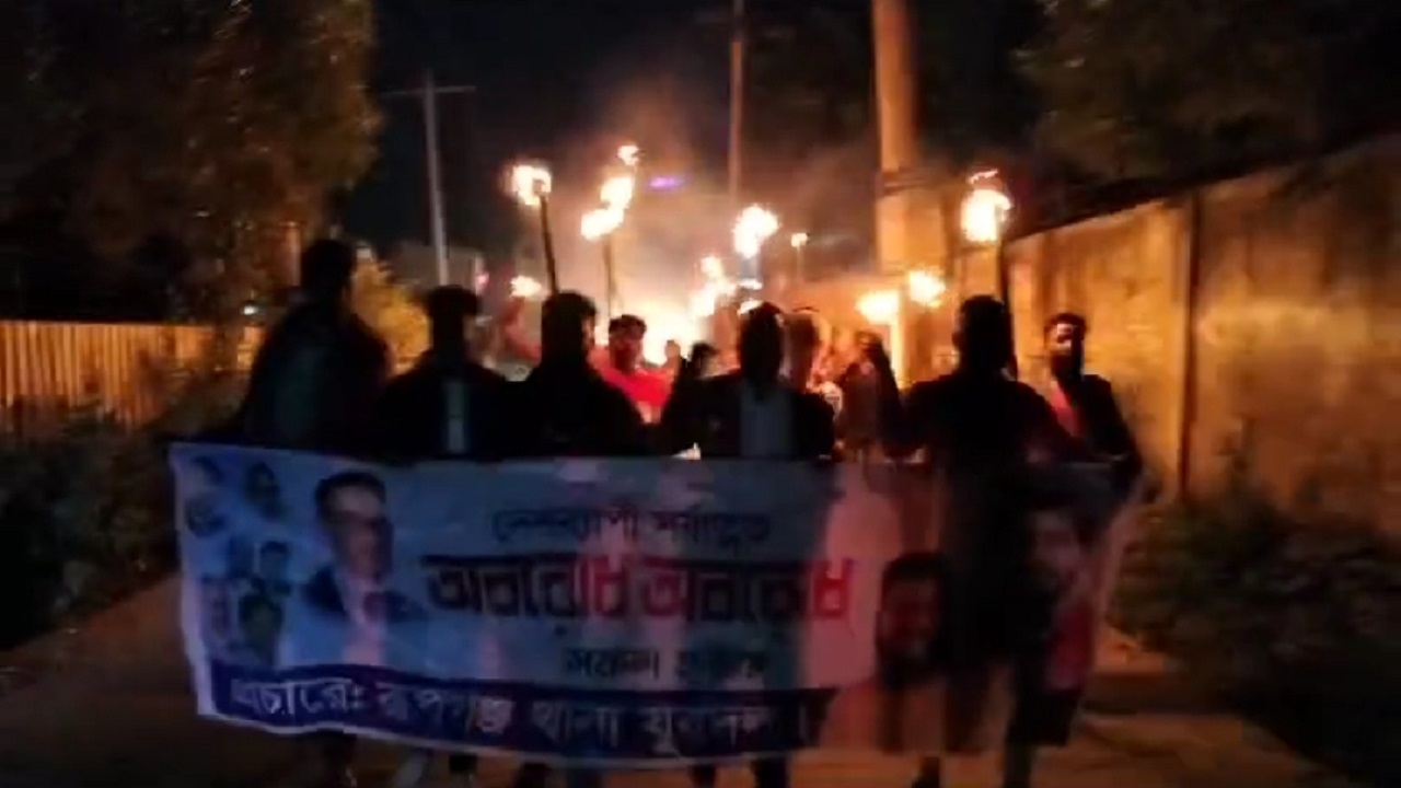 অবরোধের সমর্থনে মশাল মিছিল করছেন রূপগঞ্জ যুবদলের নেতাকর্মীরা। ছবি : কালবেলা