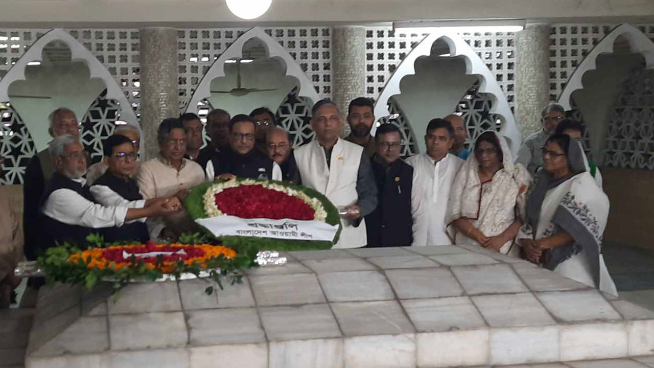 হোসেন শহীদ সোহরাওয়ার্দীর মৃত্যুবার্ষিকীতে তার সমাধিতে শ্রদ্ধা জানিয়েছে আওয়ামী লীগ। ছবি: সংগৃহীত