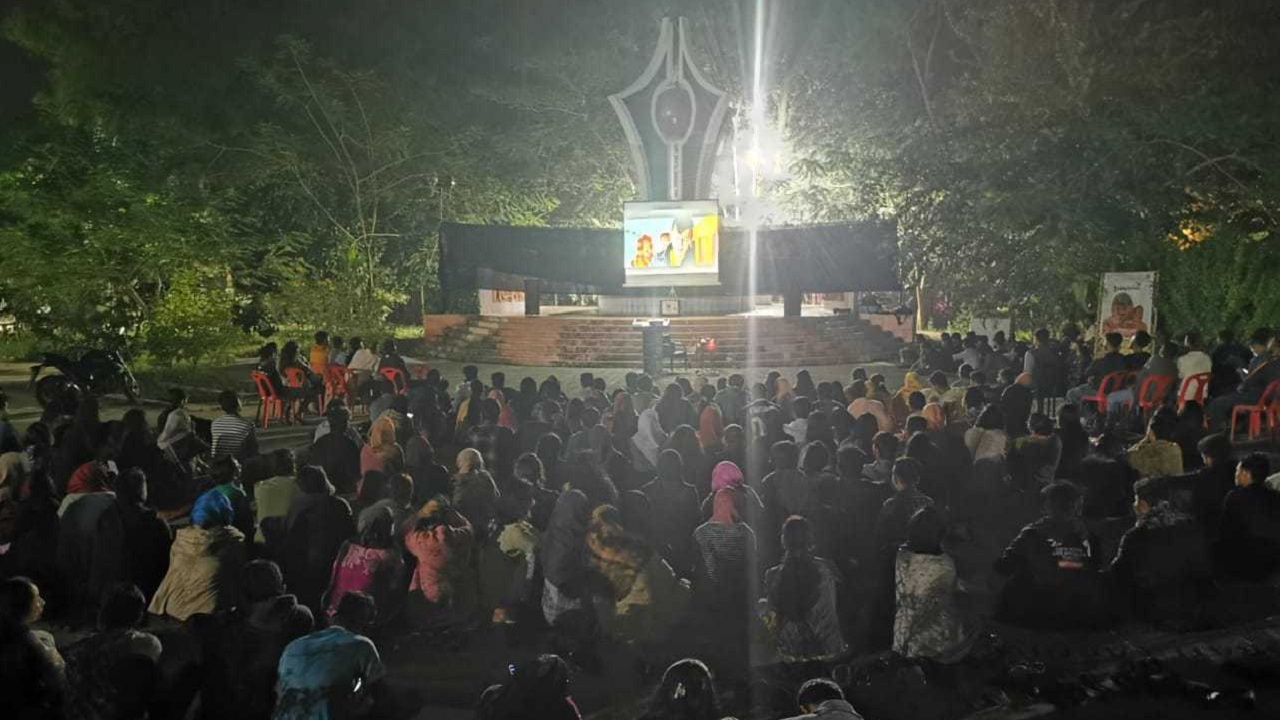 নোয়াখালী বিজ্ঞান ও প্রযুক্তি বিশ্ববিদ্যালয় ফিল্ম সোসাইটির আয়োজনে সিনেমা প্রদর্শনী। ছবি : কালবেলা