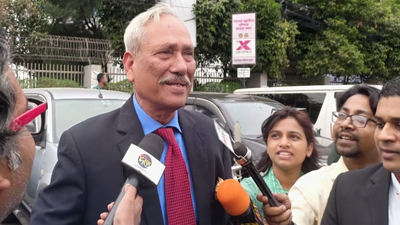 সিইসির সঙ্গে সাক্ষাৎ শেষে সাংবাদিকদের সঙ্গে কথা বলেন ঝালকাঠি-১ আসনের নৌকার প্রার্থী শাহজাহান ওমর। ছবি : সংগৃহীত