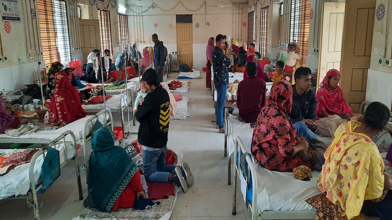 পঞ্চগড়ে হাসপাতালে ভর্তি রোগীর চাপ। ছবি : কালবেলা