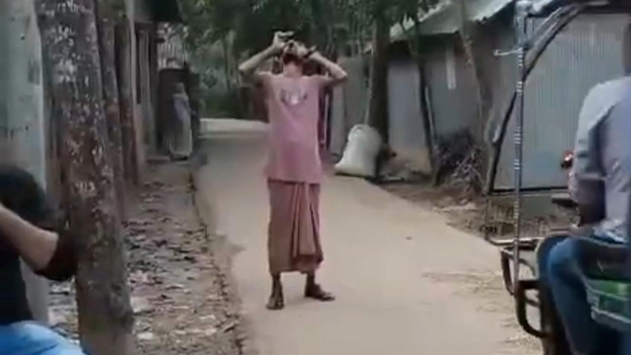 মাদক সেবন করছেন মো. পিন্টু। ছবি : কালবেলা