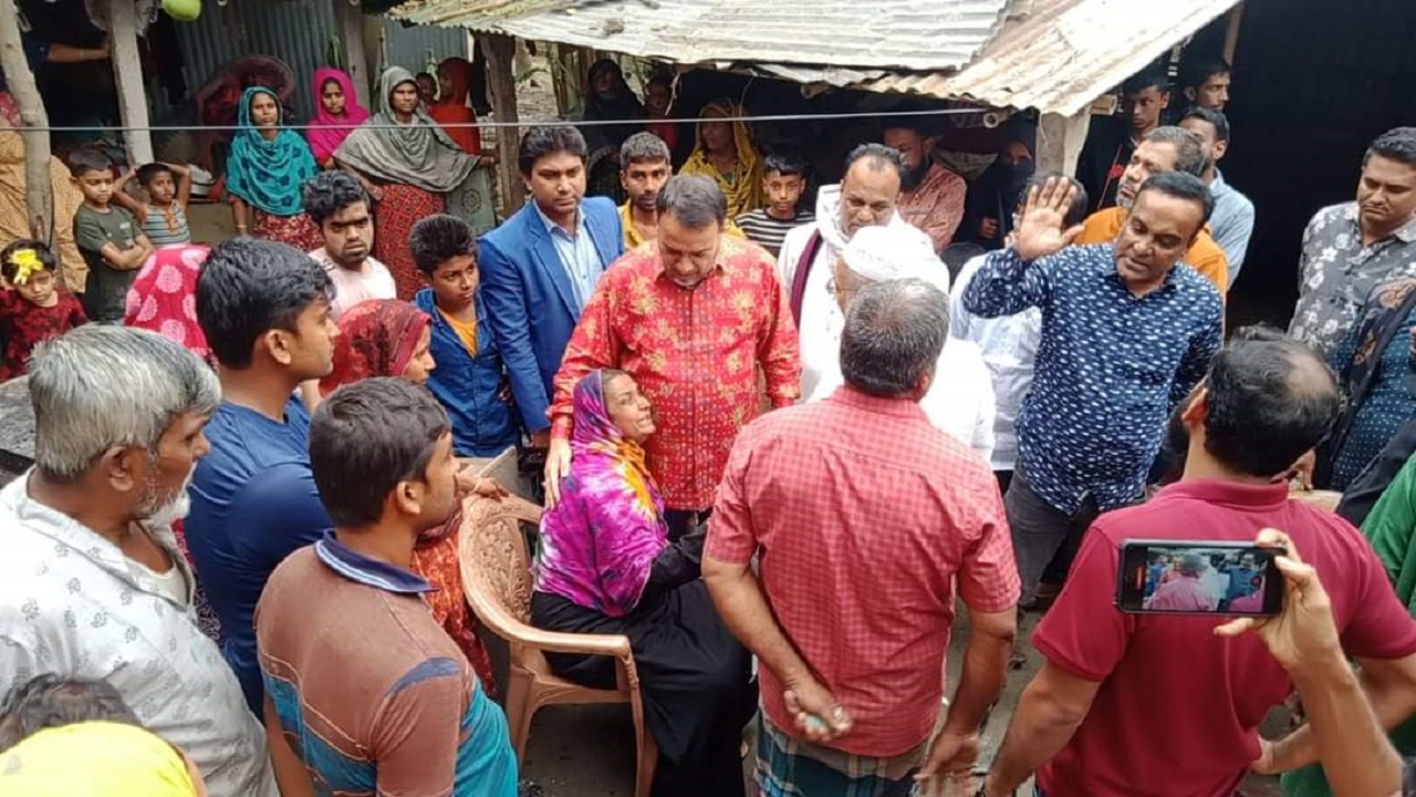 অসহায় পরিবারের মাঝে আলহাজ নজরুল ইসলাম দুলাল। ছবি : কালবেলা