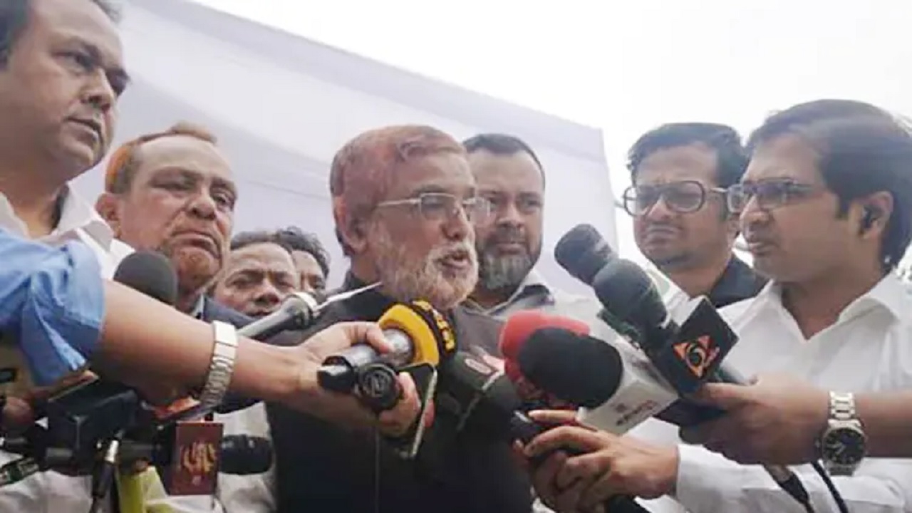 নির্বাচন কমিশনে (ইসি) প্রার্থিতা ফিরে পেতে আপিল করতে এসে সাংবাদিকদের সাথে কথা বলেন কিশোরগঞ্জ-৩ আসনের আওয়ামী লীগ মনোনীত প্রার্থী নাসিরুল ইসলাম খান। ছবি : সংগৃহীত