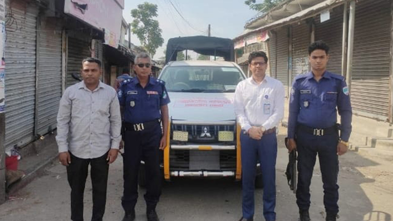 সাতক্ষীরায় নির্বাচনী আচরণবিধি প্রতিপালনে মাঠে নির্বাহী ম্যাজিস্ট্রেট বাপ্পি দত্ত রনি। ছবি : কালবেলা