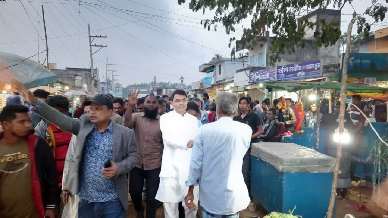 ব্যবসায়ীসহ বিভিন্ন শ্রেণি-পেশার মানুষের সঙ্গে সৌজন্য সাক্ষাৎ করেন আলহাজ মোহাম্মদ জিল্লুর রহমান। ছবি : কালবেলা