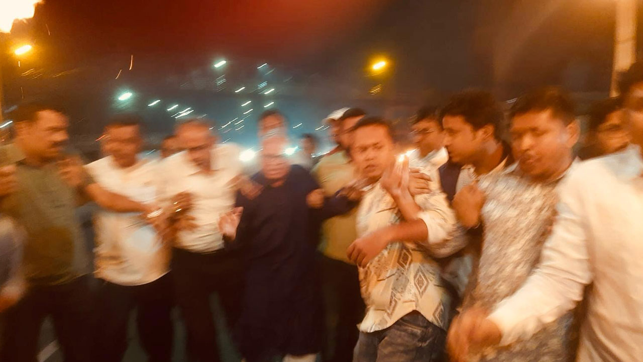 বিএনপির সিনিয়র যুগ্ম মহাসচিব রুহুল কবির রিজভীর নেতৃত্বে রাজধানীতে মশাল মিছিল। ছবি : সংগৃহীত