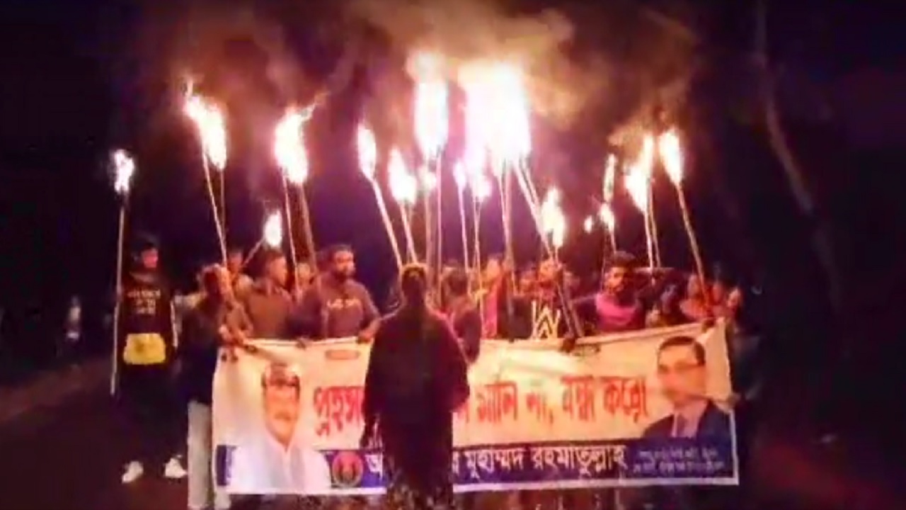অবরোধ সফলে বরিশালে মশাল মিছিল করেছে বিএনপি। ছবি : কালবেলা