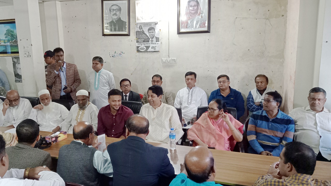 মাগুরায় আওয়ামী লীগের বর্ধিত সভায় বক্তব্য দিচ্ছেন সাকিব আল হাসান। ছবি : কালবেলা
