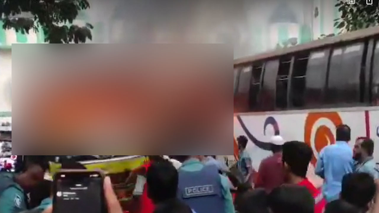 খিলগাঁওয়ে বাসে আগুন। ছবি : কালবেলা
