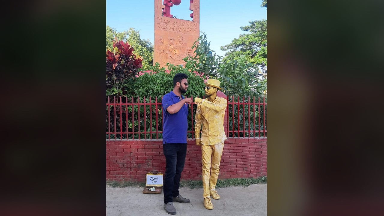 চাঁদপুর শহরের শপথ চত্বর মোড়ে দাঁড়িয়ে আছেন গোল্ডেন বয় আল আমিন। ছবি : কালবেলা