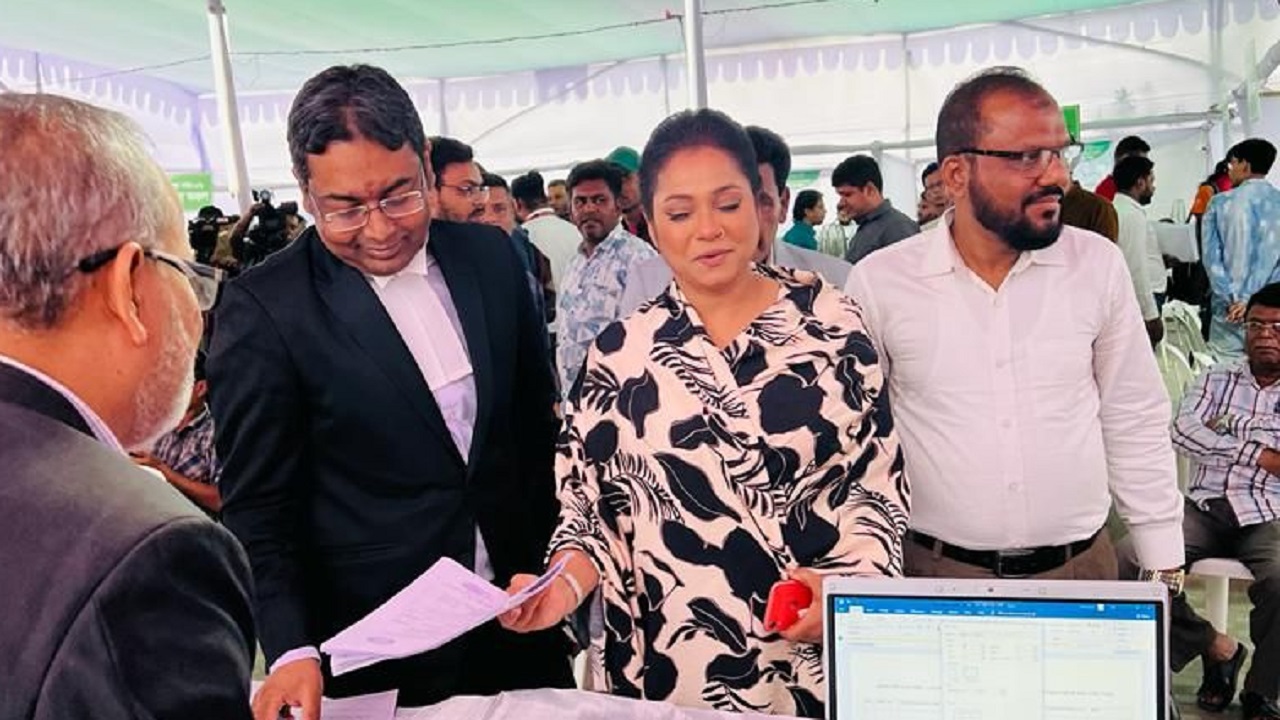 আগারগাঁও নির্বাচন ভবনে সংগীতশিল্পী ডলি সায়ন্তনী। ছবি : সংগৃহীত