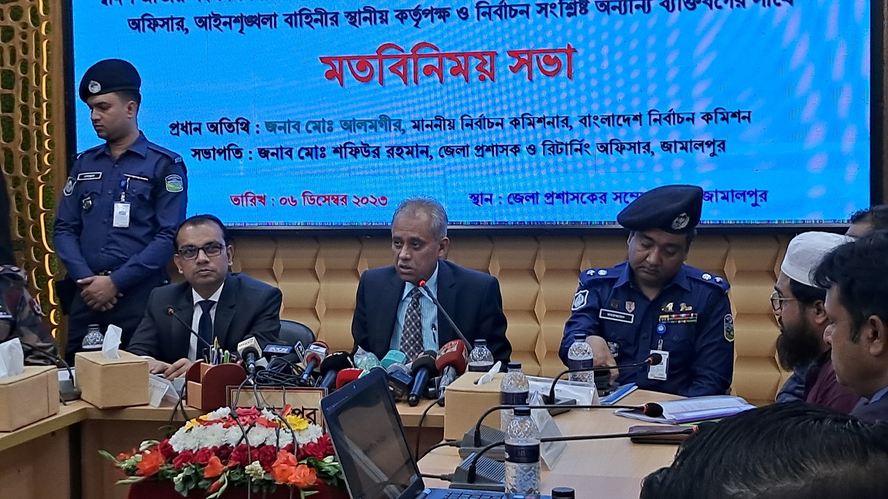 জামালপুর জেলা প্রশাসকের সম্মেলন কক্ষে মতবিনিময় সভায় নির্বাচন কমিশনার মো. আলমগীর। ছবি : কালবেলা