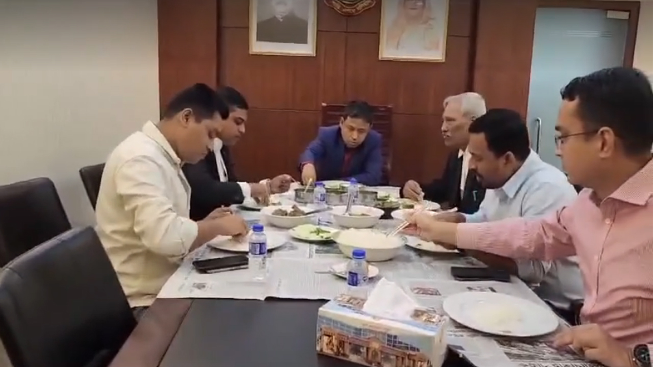 ডিবি কার্যালয়ে একসঙ্গে খাবার খায় শাহজাহান ওমর ও ডিবিপ্রধান হারুন অর রশিদ। ছবি : সংগৃহীত